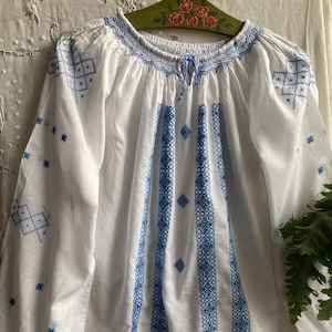 Vintage 70s 80s white Romanian embroidered blouse folk smock blouse medium large