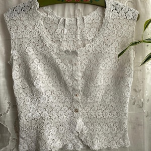 Vintage 50s 60s white lace eyelet blouse sleeveless blouse small