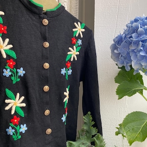 Raro cardigan austriaco vintage anni '40-'50 ricamato in lana nera con fondo a peplo, taglia media e grande