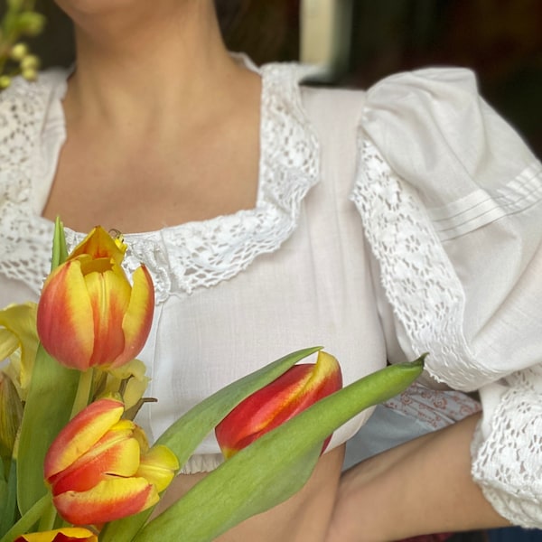 Chemisier dirndl blanc vintage cor des Alpes avec manches bouffantes en dentelle Chemisier Oktoberfest bavarois petit moyen