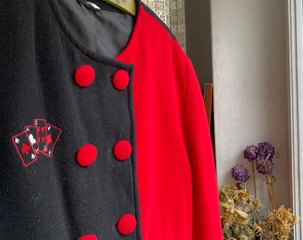 Vintage 80er 90er Jahre rote und schwarze Jacke mit Spielkarten-Stickerei, Wollboxjacke mittelgroß