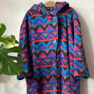 Vintage 80-tals kappa blå färgglad zigzag-kappa med raglanärm och huva i oversize-modell