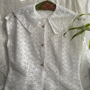 Vintage 40s 50s white eyelet blouse Bertha collar sleeveless lace blouse small medium