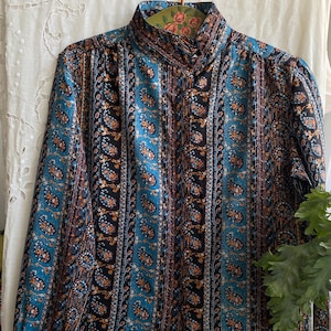 Colección Spades Blusa vintage años 70 Blusa azul con estampado paisley de cuello alto y manga larga mediana grande
