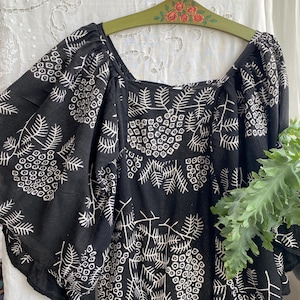 Robe bohème vintage des années 70 noire avec imprimé sorbier des oiseleurs maxi robe en gaze à manches ange très petite
