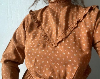 Robe vintage des années 70 marron à plusieurs niveaux avec robe à manches longues robe prairie style Gunne Sax moyenne