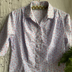 Vintage 50s 60s white floral blouse half sleeve blouse buttoned secretary blouse medium