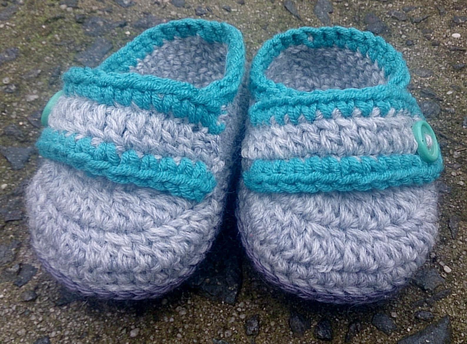 baby booties. crocheted baby shoes in gift box. baby loafers or baby ballet flats with bow for newborn to 3 months old. baby sho baby booties. crocheted baby shoes in gift box. baby loafers or baby ballet flats with bow for newborn to 3 months old. baby sho