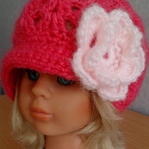 Mädchen oder Frauen Rosa Gehäkelte Slouchy Newsboy Mütze mit großer Blume Hot pink