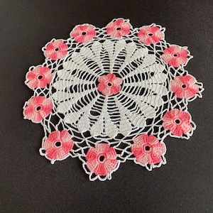 新品未使用 いちご カット刺繍 テーブルセンター ドイリー Φ20㎝ 新品未使用 いちご カット刺繍 テーブルセンター ドイリー Φ20