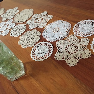 Gehäkelte Spitzen Tischdekoration 14 Baumwoll-Doilies in Beige und Weiß