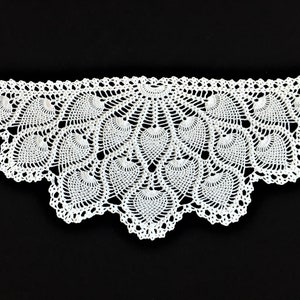 Może przedstawiać: Biała koronka szydełkowa z falowanym brzegiem i delikatnym wzorem kwiatowym.