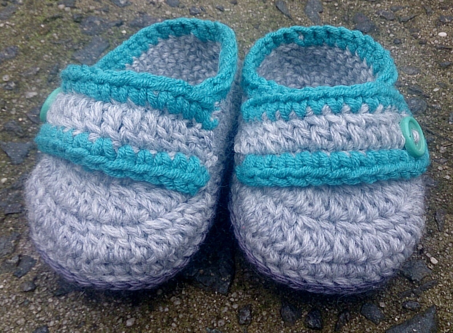 baby booties. crocheted baby shoes in gift box. baby loafers or baby ballet flats with bow for newborn to 3 months old. baby sho baby booties. crocheted baby shoes in gift box. baby loafers or baby ballet flats with bow for newborn to 3 months old. baby sho