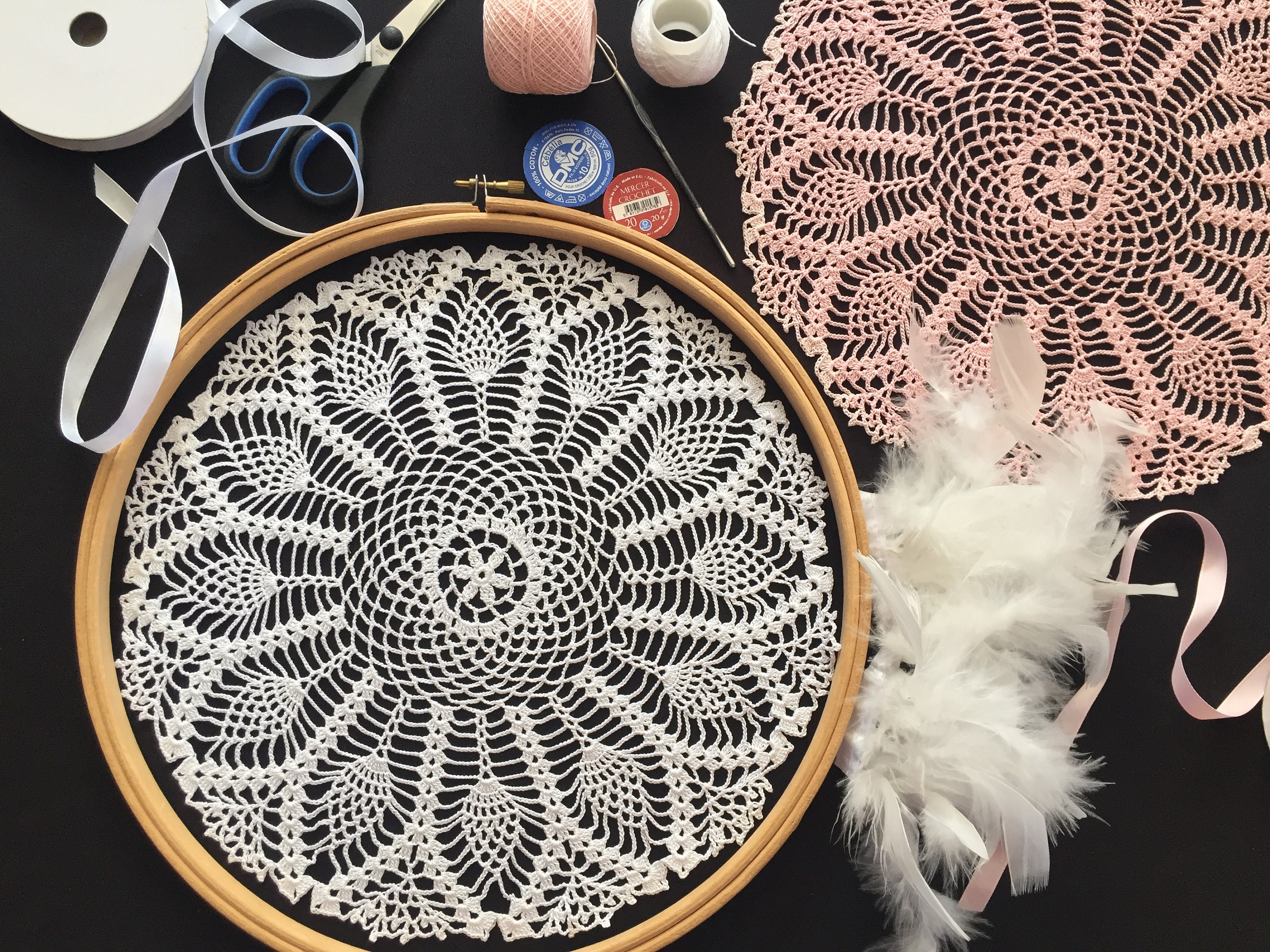 新品未使用 いちご カット刺繍 テーブルセンター ドイリー Φ20㎝ 新品未使用 いちご カット刺繍 テーブルセンター ドイリー Φ20