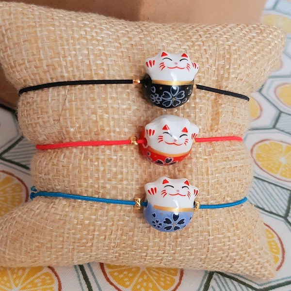 Talisman bracelet Maneki Neko..petit chat porte-bonheur japonais..fortune et chance..grigri sur cordon ajustable ttes tailles..au choix.