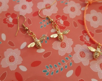 Boucles d'oreilles trop choux,petites abeilles porte-bonheur, animal totem symbolique ( travail bien fait,joie et légèreté de vivre)..