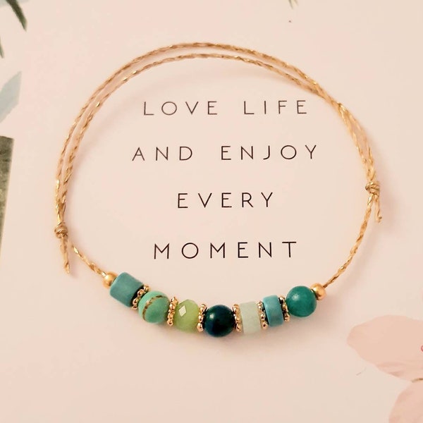 Bracelet porte-bonheur.. minimaliste,précieux,délicat.. perles en pierres gemmes véritables : turquoises,agates,jaspes et plaquées or..