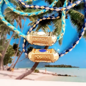Collar colgante con amuleto de la suerte... mensaje positivo de aliento, apoyo... una joya simbólica preciosa y delicada... boho chic... raro.