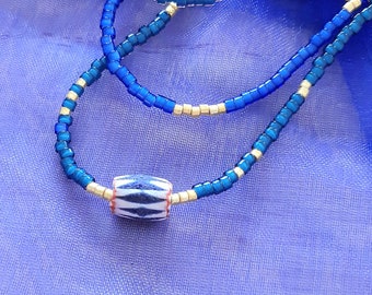 collier chaine perles verres minuscules et perle ancienne africaine..bleu indigo tout simplement..délicat,minimaliste,précieux..réglable.