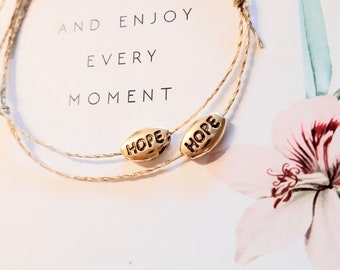 Bracelet porte-bonheur "Hope",espoir..grigri,talisman..minimaliste,délicat..réglable ttes tailles..cadeau symbolique..amour,affection..