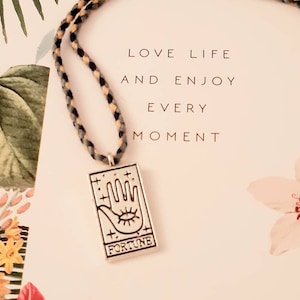 Talisman..porte-bonheur..grigri..collier pendentif main oeil de protection..carte..universel et unisex..un cadeau symbolique sympathique..