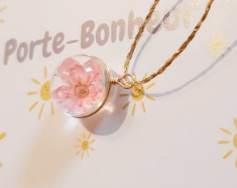 Pendentif porte-bonheur..bulle de joie..fleur de cerisier japonais..collier fin,délicat, véritable fleur sakura..talisman,amulette..