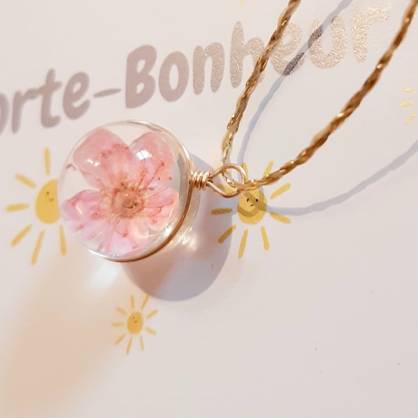 Pendentif porte-bonheur..bulle de joie..fleur de cerisier japonais..collier fin,délicat, véritable fleur sakura..talisman,amulette..