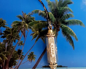 Collier pendentif talisman,amulette..symbole de protection..sur cordon noir et or,ajustable en longueur..le must de la rentrée à petit prix.