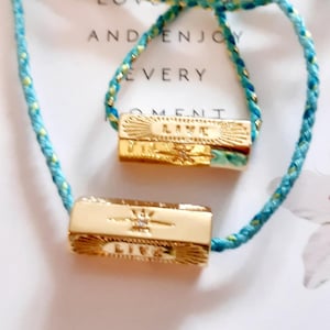 Collar talismán "vivo"... amuleto de la suerte.. símbolo, mensaje positivo.. estilo boho chic.. chapado en oro.. cordón ajustable.. raro.