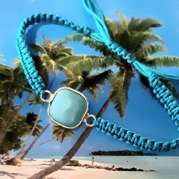 Bracelet porte-bonheur émeraude et turquoise..tressé macramé bouddhiste..délicat,précieux..plaqué or,pierre et soie..ajustable ttes tailles.