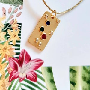Talisman..porte-bonheur..grigri..pendentif carte..couleurs chakras.. bohème chic..pierres fines et plaqué or..symbolique et très délicat.