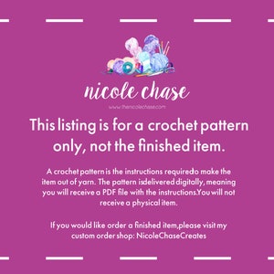 Peut inclure: Un fond rose avec du texte blanc qui dit "nicole chase" et "Cette annonce est pour un mod&egrave;le de crochet uniquement, pas l'article fini." Le texte est entour&eacute; d'une bordure blanche. Il y a une illustration aquarelle de fil et de crochets &agrave; crochet dans le coin sup&eacute;rieur gauche.
