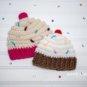 Peut inclure: Deux bonnets en crochet en forme de cupcake, l'un avec un gla&ccedil;age rose et l'autre avec un gla&ccedil;age brun. Les deux bonnets ont un gla&ccedil;age blanc et des p&eacute;pites color&eacute;es.