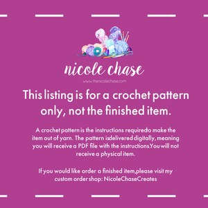 K&ouml;nnte beinhalten: Ein rosa Hintergrund mit wei&szlig;em Text, der "nicole chase" und "Diese Anzeige ist f&uuml;r ein H&auml;kelmuster, nicht f&uuml;r das fertige Produkt." lautet. Der Text ist von einem wei&szlig;en Rahmen umgeben. In der oberen linken Ecke befindet sich eine Aquarell-Illustration von Garn und H&auml;kelnadeln.