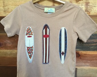 Liten surfarpojke-t-shirt, surf-t-shirt, liten surfare, babyshowerpresent, surfbrädor, barnkläder, pojkkläder, surfkläder