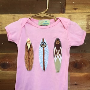 Kleine Surfer Mädchen Body, Surf Onesies, kleine Surfer, Baby-Dusche-Geschenk, Surfen Body, Unisex Baby-Kleidung, Surfbrett, Surf