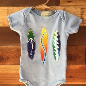 Kleine Surfer junge Body, Surf Onesies, kleine Surfer, Baby-Dusche-Geschenk, Surfen Body, Unisex Baby-Kleidung, Surfbrett, Surf