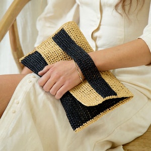 Cartera de mano de ganchillo. Monedero de ganchillo tipo sobre. Bolso de ganchillo de verano. Cartera de mano plegable de ganchillo. Bolso de noche. Artículo de moda. Regalo para mujeres imagen 1