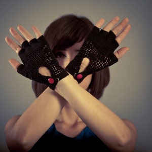 Guantes sin dedos de crochet, guantes cortos negros, guantes de estilo gótico, guantes de encaje victoriano, guantes de encaje gótico, guantes de algodón sin dedos, imagen 3