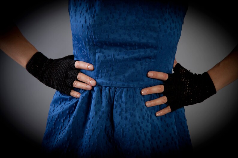 Guantes sin dedos de crochet, guantes cortos negros, guantes de estilo gótico, guantes de encaje victoriano, guantes de encaje gótico, guantes de algodón sin dedos, imagen 2