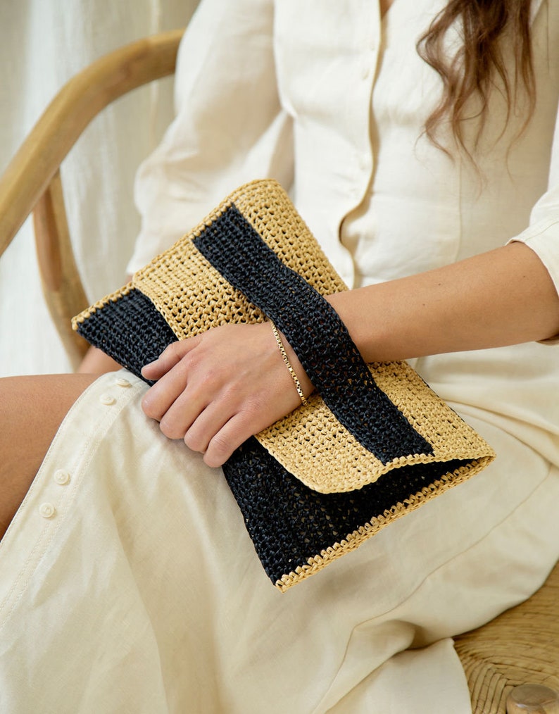 Cartera de mano de ganchillo. Monedero de ganchillo tipo sobre. Bolso de ganchillo de verano. Cartera de mano plegable de ganchillo. Bolso de noche. Artículo de moda. Regalo para mujeres imagen 1