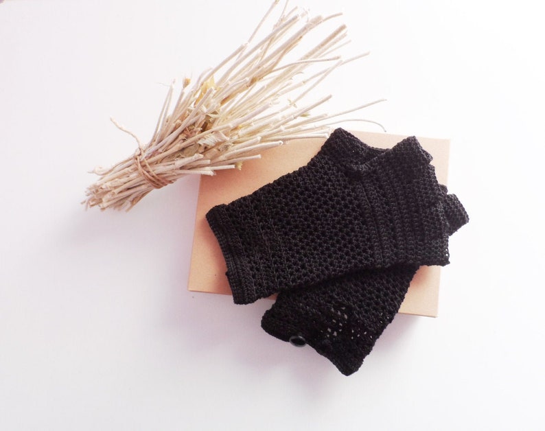 Guantes sin dedos de crochet, guantes cortos negros, guantes de estilo gótico, guantes de encaje victoriano, guantes de encaje gótico, guantes de algodón sin dedos, imagen 5