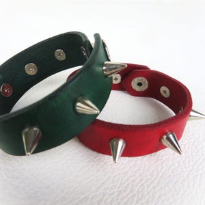 Nieten Leder Armband | Punk Goth Armband | Nietenmanschette aus Leder | Alternative Rock Schmuck | Benutzerdefinierte Farbe Armband für Männer Frauen