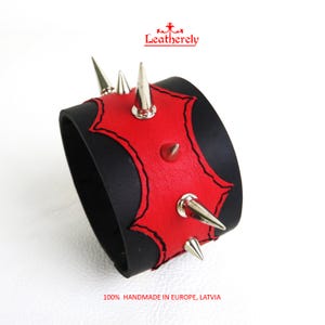 Nieten Leder Armband – Rot und Schwarz Punk Manschette – Gothic Armband – Rocker Schmuck – Handgemachtes Nieten Armband