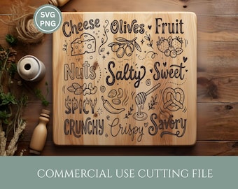 Könnte beinhalten: Ein Holzschneidebrett mit graviertem Text und Illustrationen. Das Brett zeigt die Wörter "Cheese, Olives, Fruit, Nuts, Salty, Sweet, Spicy, Crunchy, Crispy, Savory" mit zugehörigen Bildern. Die Worte "COMMERCIAL USE CUTTING FILE" stehen unten.