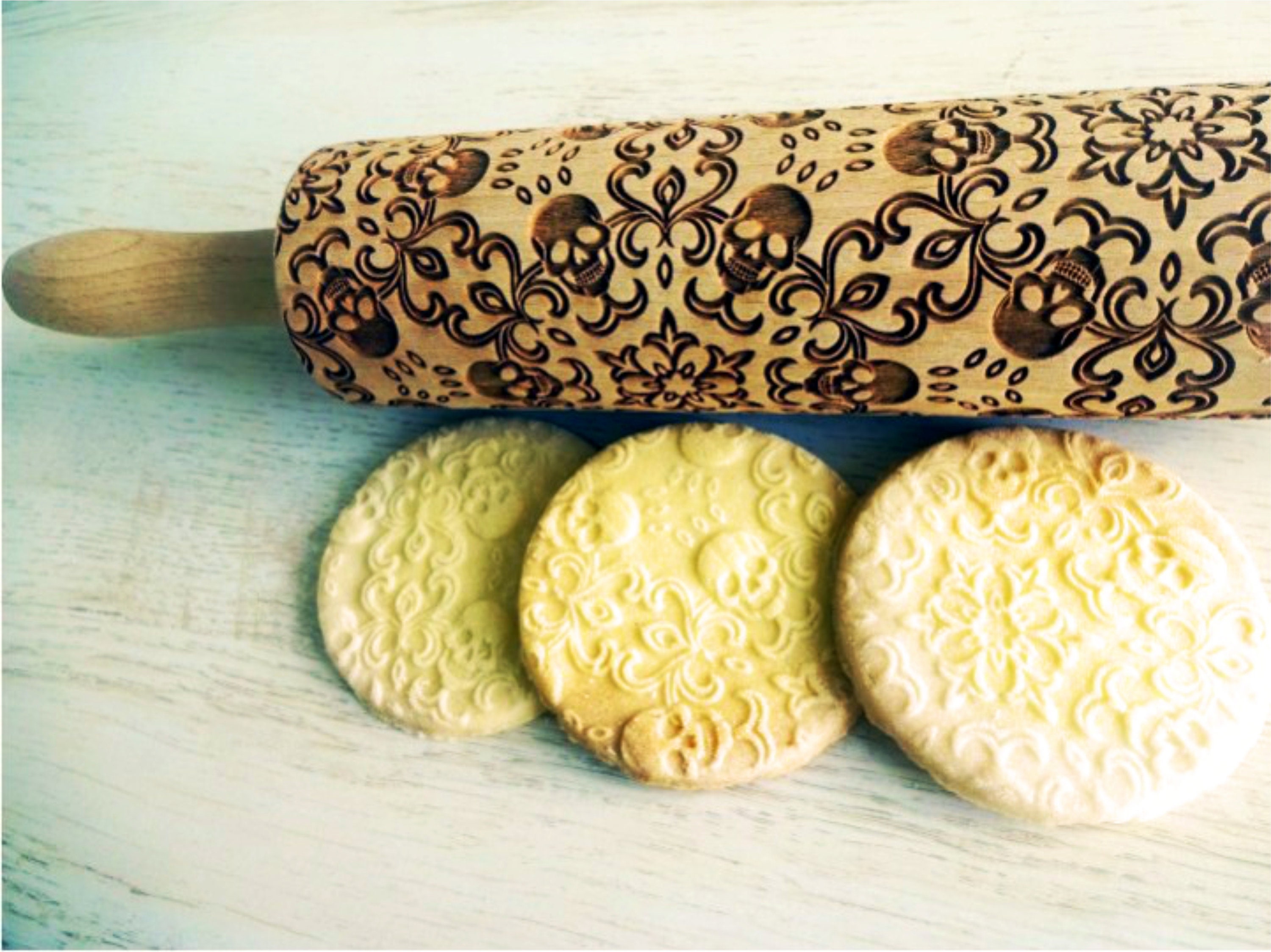 SKULL ROLLING PIN Embossing rolling pin with SKULL PATTERN Embossed skull cookies for HALLOWEEN SKULL ROLLING PIN Embossing rolling pin with SKULL PATTERN Embossed skull cookies for HALLOWEEN