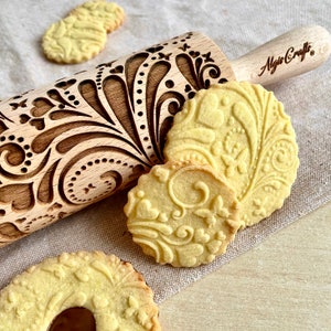 Rolo de massa com relevo de mola: Corações, flores e borboletas. Madeira de bétula.