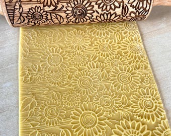 Mattarello in legno di faggio con decorazione a rilievo "Campo di girasoli" per biscotti o ceramica, di Algis Crafts.