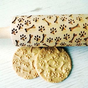 PAW AND BONES Embossed Rolling Pin. Engraved dough roller with dog&#39;s footprint with bones for embossed cookies