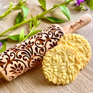 花のつるエンボス加工の麺棒ミニサイズ。花の模様。Algis Crafts のクッキーや陶器用のテクスチャ加工生地ローラー。
